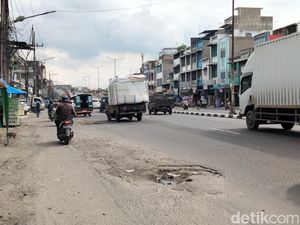 Jalan Pertempuran Medan Berlubang, Warga Harap Segera Diperbaiki Jalan Pertempuran Medan Berlubang, Warga Harap Segera Diperbaiki