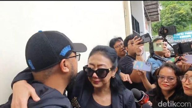 Asri Welas dan suami