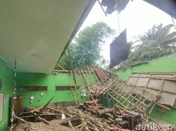 Bruk! Atap 2 Ruang Kelas SD Cikuning 3 Bantarkawung Brebes Ambrol