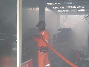 Minimarket di Bekasi Kebakaran Dipicu Korslet, Kerugian Sekitar Rp 1,8 M Minimarket di Bekasi Kebakaran Dipicu Korslet, Kerugian Sekitar Rp 1,8 M