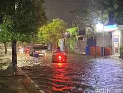 Hujan 2,5 Jam, Jalanan di Kota Bojonegoro Terendam Banjir