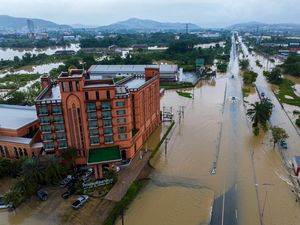 4.000 Wisatawan Malaysia Terlantar Akibat Banjir Besar di Thailand Selatan