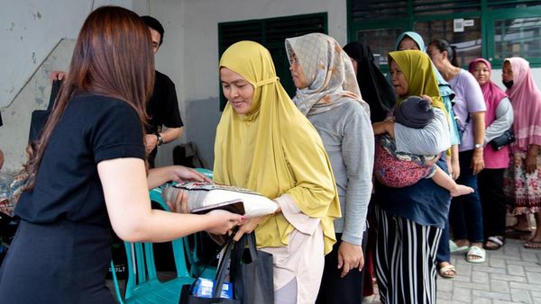 Bantuan Sembako untuk Warga Terdampak Banjir di Jakarta