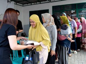 Bantuan Sembako untuk Warga Terdampak Banjir di Jakarta Bantuan Sembako untuk Warga Terdampak Banjir di Jakarta