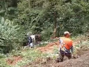 Bus Rute Toraja-Kendari Jatuh di Jurang Palopo, 2 Orang Dilaporkan Tewas Bus Rute Toraja-Kendari Jatuh di Jurang Palopo, 2 Orang Dilaporkan Tewas
