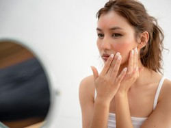 Urutan Skincare Pagi dan Malam untuk Kulit Berjerawat