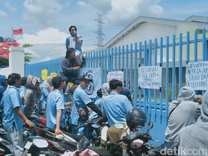 Massa Buruh di Pedan Klaten Demo-Blokade Pintu Pabrik, Ini Tuntutannya Massa Buruh di Pedan Klaten Demo-Blokade Pintu Pabrik, Ini Tuntutannya