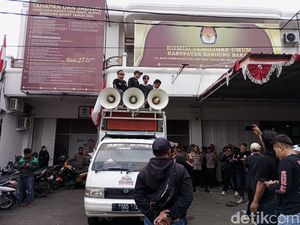 Suara Mahasiswa hingga Santri soal Dugaan Kecurangan di Pilbup KBB Suara Mahasiswa hingga Santri soal Dugaan Kecurangan di Pilbup KBB