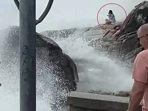 Kesedihan Pacar Turis Rusia yang Tersapu Ombak di Atas Batu Pantai Kesedihan Pacar Turis Rusia yang Tersapu Ombak di Atas Batu Pantai
