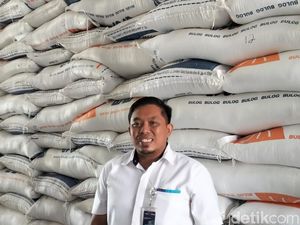 Bulog Salurkan 428 Ton Beras untuk 42.805 Warga Labuan Bajo
