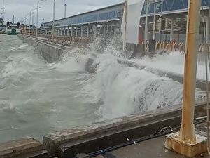 5 Fakta Cuaca Buruk Berdampak Macet di Pelabuhan Merak 5 Fakta Cuaca Buruk Berdampak Macet di Pelabuhan Merak