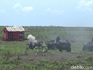 Aksi Seru Prajurit TNI AU di Latihan Tempur Puncak Angkasa Yudha Aksi Seru Prajurit TNI AU di Latihan Tempur Puncak Angkasa Yudha