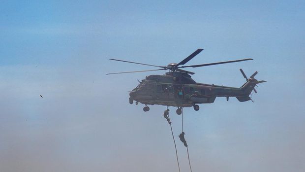 Prajurit Komando Pasukan Gerak Cepat (Kopasgat) TNI AU turun dari Helikopter NAS-332 Super Puma saat pelaksanaan Fire Power Demo dalam Latihan Angkasa Yudha 2024 di Lapangan Air Weapon Range (AWR) Pandanwangi, Lumajang, Jawa Timur, Selasa (3/12/2024). Latihan tempur yang menyimulasikan 16 misi operasi militer diikuti sedikitnya 2512 personel TNI AU dengan menggunakan 54 pesawat tempur dan lima pesawat penunjang tersebut bertujuan untuk mendemonstrasikan keterpaduan satuan-satuan TNI AU dalam mengoperasikan dan menerapkan doktrin operasi udara. ANTARA FOTO/Irfan Sumanjaya/foc.