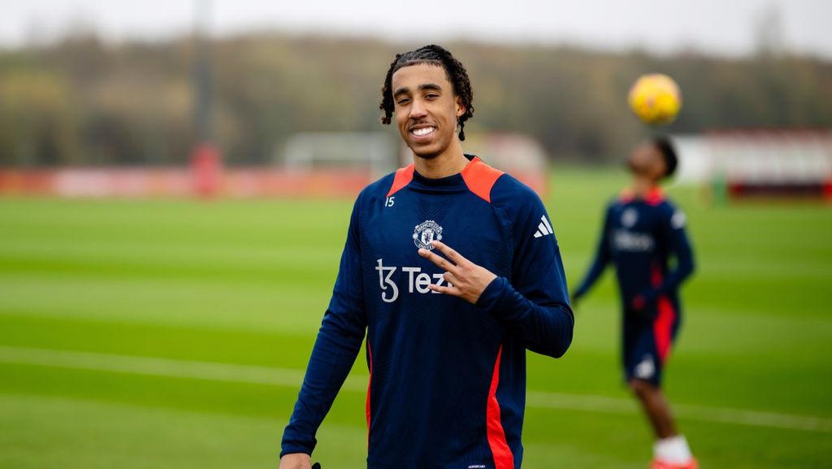 Leny Yoro berpotensi debut saat MU bertemu Arsenal (Manchester United via Getty Imag/Ash Donelon)