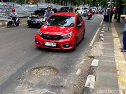 Awas! Lubang Besar Ancam Pengendara di Jalan Lapangan Supratman Bandung