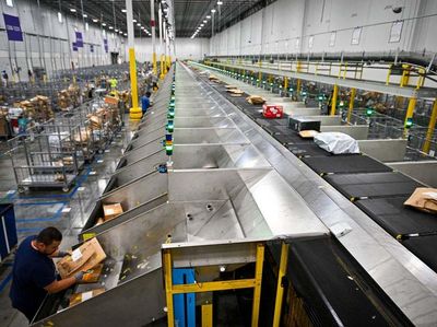 Melihat Kesibukan Gudang Amazon di Orlando