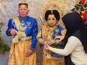 Pernikahan Viral, Pengantinnya Baru Bertemu Jodoh di Usia 50 Tahun
