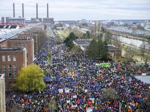 Pekerja Pabrik Volkswagen Demo Besar-besaran di Jerman