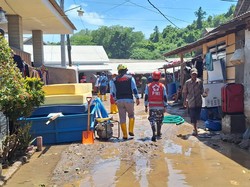 Banjir di Kampung Raas Sendangbiru Malang Surut, Sisa Lumpur Dibersihkan