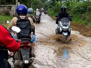 Core Warga Bandung Timur Lewat Sapan di Musim Hujan
