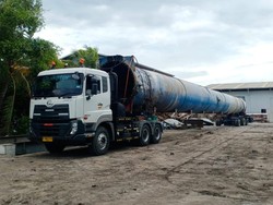 Viral Truk Angkut Cerobong Raksasa Bikin Macet Jalanan di Bekasi