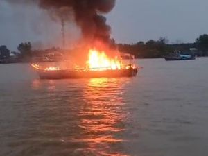 4 Perahu Milik Nelayan di Sungsang Terbakar, Polisi: Tak Ada Korban Jiwa 4 Perahu Milik Nelayan di Sungsang Terbakar, Polisi: Tak Ada Korban Jiwa