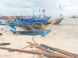Puluhan Perahu Nelayan Rusak Akibat Cuaca Ekstrem di Ujunggenteng