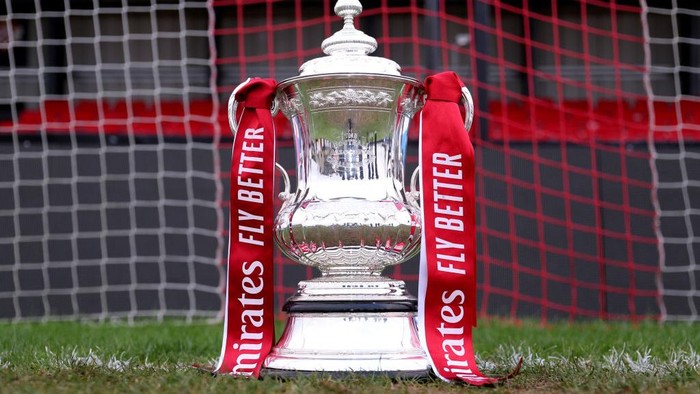 Piala FA KETTERING, ENGLAND - NOVEMBER 30: The Emirates FA Cup Trophy is seen at Latimer Park on November 30, 2024 in Kettering, England. (Photo by Morgan Harlow - The FA/The FA via Getty Images)