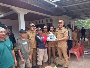Pj Bupati OKU Salurkan Bantuan ke Warga Terdampak Angin Puting Beliung