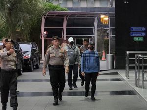 Pj Wali Kota Risnandar Mahiwa Tiba di KPK Usai Terjaring OTT di Pekanbaru Pj Wali Kota Risnandar Mahiwa Tiba di KPK Usai Terjaring OTT di Pekanbaru