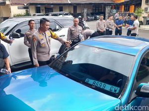 Viral 2 Mobil Mewah Asal Cimahi Bernopol Sama, Polisi Bertindak