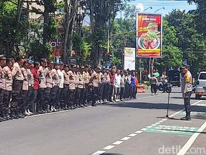 370 Personel Gabungan Diterjunkan Amankan Rekapitulasi Suara di Bondowoso 370 Personel Gabungan Diterjunkan Amankan Rekapitulasi Suara di Bondowoso