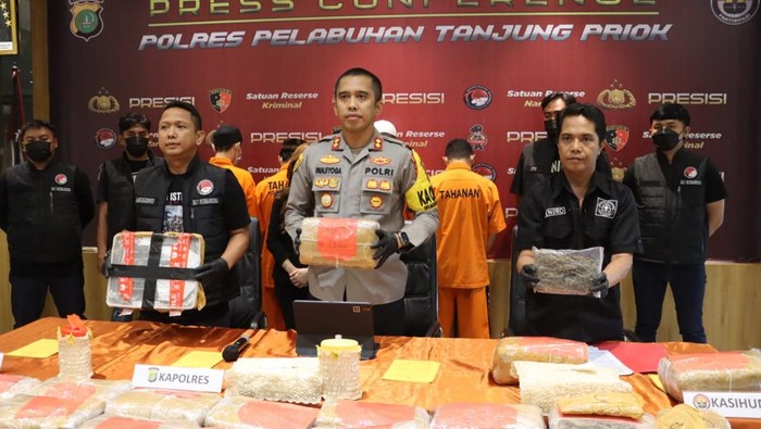 Polres Pelabuhan Tanjung Priok menguras 60 kilogram ganja dan 392 ekstasi selama November 2024.