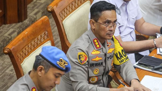 Kapolrestabes Semarang Kombes Pol Irwan Anwar mengikuti Rapat Dengar Pendapat (RDP) dengan Komisi III DPR di Kompleks Parlemen, Senayan, Jakarta, Selasa (3/12/2024). RDP tersebut membahas peristiwa penembakan terhadap siswa SMK berinisial GRO hingga meninggal dunia oleh oknum anggota polisi berinisial Aipda RZ. ANTARA FOTO/Asprilla Dwi Adha/aww.