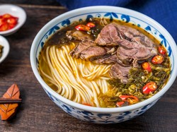 Resep Mie Kuah Daging Sawi Asin yang Berkaldu Sedap Untuk Makan Malam