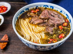 Resep Mie Kuah Daging Sawi Asin yang Berkaldu Sedap Untuk Makan Malam Resep Mie Kuah Daging Sawi Asin yang Berkaldu Sedap Untuk Makan Malam