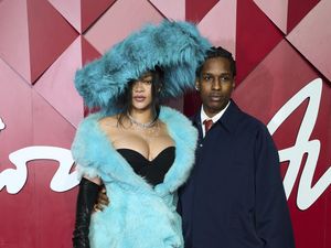 Rihanna Pakai Gaun Penuh Bulu di Fashion Awards, Karpet Merah Diprotes PETA