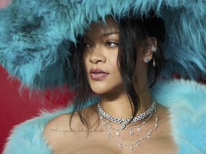 Nonton Konser Natal Mariah Carey, Rihanna Heboh Dapat Tanda Tangan di Dada Nonton Konser Natal Mariah Carey, Rihanna Heboh Dapat Tanda Tangan di Dada