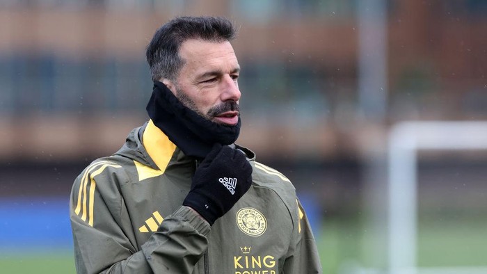 LEICESTER, ENGLAND - DECEMBER 02 : Leicester City Manager Ruud van Nistelrooy during the Leicester City Training Session at Seagrave Training Complex on December 02, 2024 in Leicester, England. (Photo by Plumb Images/Leicester City FC via Getty Images)
