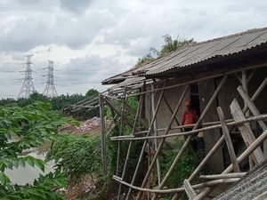 Tanggul Kali Bekasi Mengalami Erosi, 8 Rumah-1 Musala Terancam