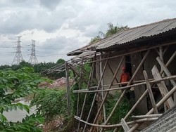 Tanggul Kali Bekasi Mengalami Erosi, 8 Rumah-1 Musala Terancam