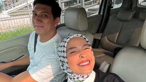 Arda Geram Pria Tak Dikenal Nyelonong ke Panggung Peluk Tantri Kotak