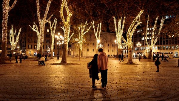 Temaram Cahaya Natal Hiasi Taman di Spanyol