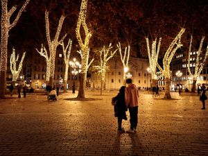 Temaram Cahaya Natal Hiasi Taman di Spanyol Temaram Cahaya Natal Hiasi Taman di Spanyol