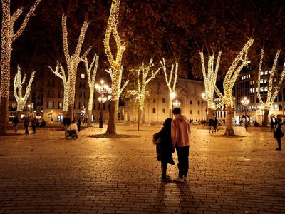 Temaram Cahaya Natal Hiasi Taman di Spanyol