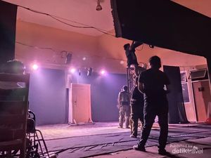 Jalan Panjang di Balik Gemerlap Cahaya Pementasan Teater Jalan Panjang di Balik Gemerlap Cahaya Pementasan Teater