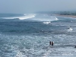 Menjelajahi Pantai Karang Papak Garut