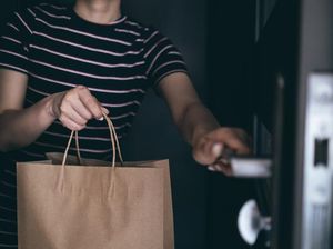 Wanita Ini Kesal Pesanannya Tertukar dan Dimakan Orang Lain
