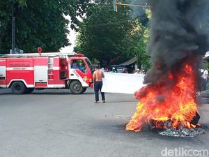 Warga Jember Bakar Ban Protes Jalan Provinsi Rusak Parah Warga Jember Bakar Ban Protes Jalan Provinsi Rusak Parah