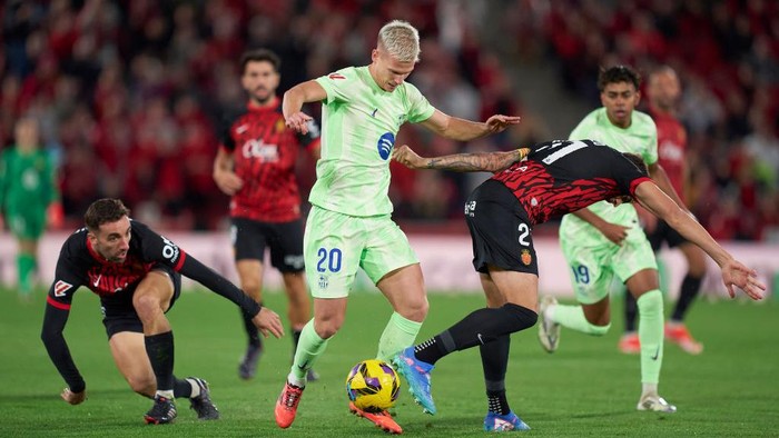 MALLORCA, SPAIN - DECEMBER 03: Dani Olmo of FC Barcelona competes for the ball with Sergi Darder and Antonio Raillo of RCD Mallorca during the LaLiga EA Sports match between RCD Mallorca and FC Barcelona at Estadi de Son Moix on December 03, 2024 in Mallorca, Spain. (Photo by Pedro Salado/Getty Images)